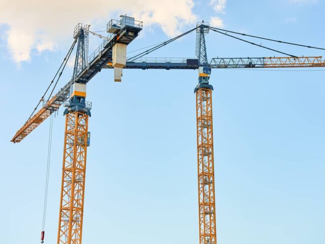Rodzaje żurawi a warunki pracy – zastosowanie żurawi w różnych typach inwestycji