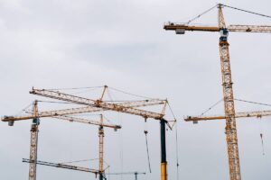 Wpływ żurawi na efektywność budowy – ile czasu i kosztów można zaoszczędzić?