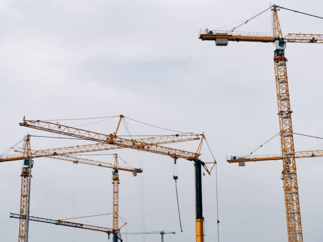 Wpływ żurawi na efektywność budowy – ile czasu i kosztów można zaoszczędzić?